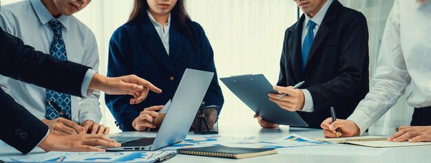 Gente de negocios en una reunión grupal con atuendo formal comparten ideas discutiendo un informe para obtener ganancias de la empresa en un espacio de trabajo creativo para iniciar un negocio en una vista cercana en la mesa de reuniones grupales Oratoria
