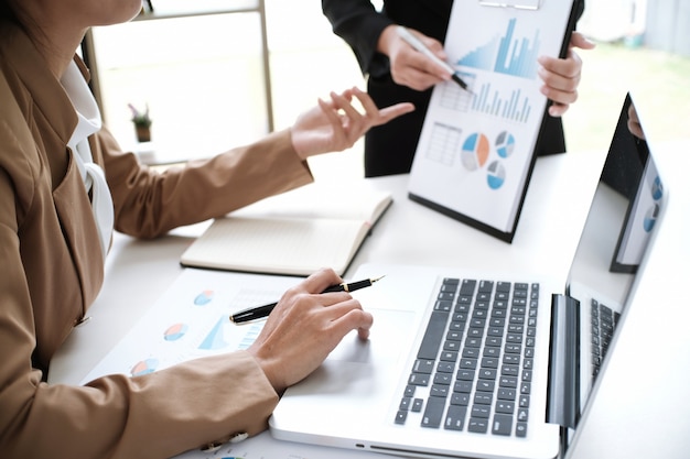 Gente de negocios Reunión Ideas de diseño inversor profesional trabajando nuevo proyecto de inicio. Concepto. planificación de negocios en la oficina