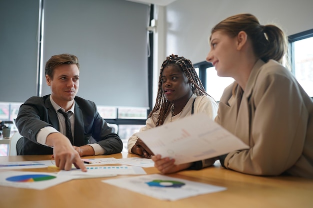 Gente de negocios con una reunión en la oficina