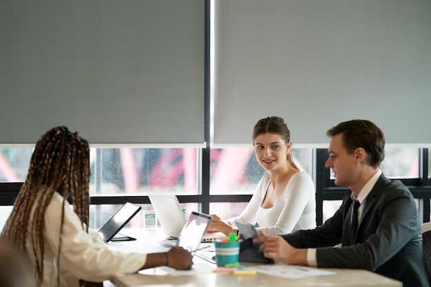 Gente de negocios con una reunión en la oficina