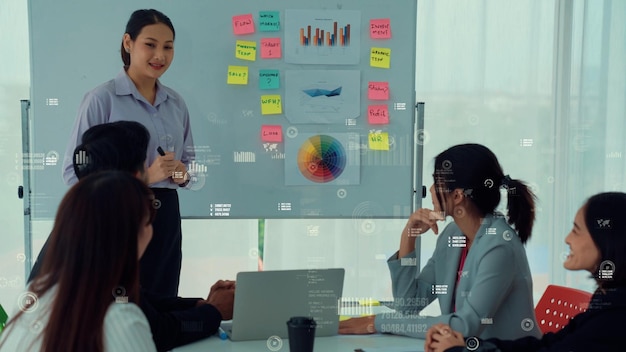 Gente de negocios en reunión de personal corporativo con gráfico imaginario