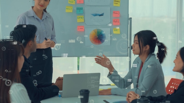 Gente de negocios en reunión de personal corporativo con gráfico imaginario