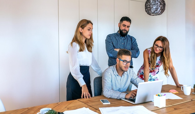 Gente de negocios en una reunión de pie revisando un proyecto