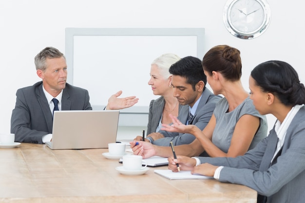 Gente de negocios en reunión de sala de juntas