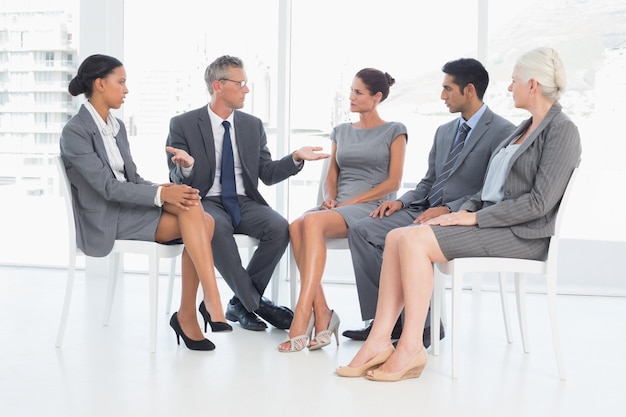 Gente de negocios en reunión de sala de juntas