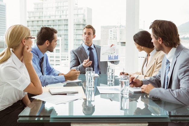 Gente de negocios en reunión de sala de juntas