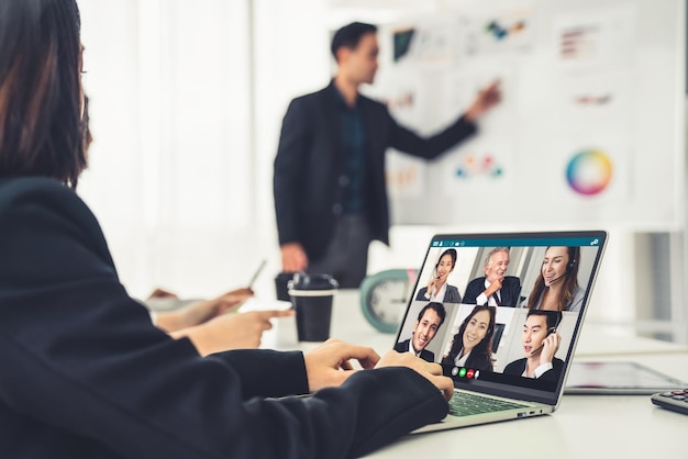 La gente de negocios en la reunión de la videollamada discute con soltura el plan de negocios