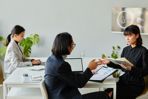 Gente de negocios en reuniones mínimas