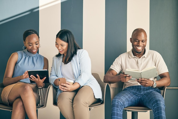 Gente de negocios sala de espera y tableta para comunicación de búsqueda de empleo y colaboración o trabajo en equipo en marketing Feliz hombre y mujer profesional en cuaderno de tecnología digital y planificación de reclutamiento