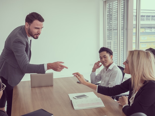 Gente de negocios en la sala de reuniones, empresario explicando nuevas ideas de negocio