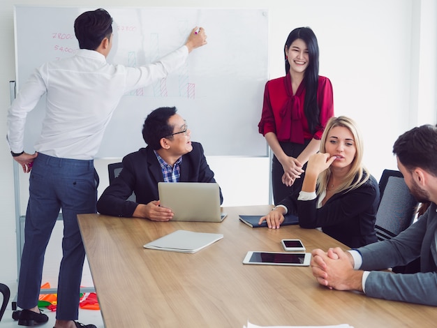 Gente de negocios en la sala de reuniones, equipo de negocios explicando nuevas ideas de negocios