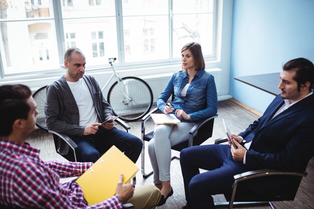 Foto gente de negocios en la sala de reuniones