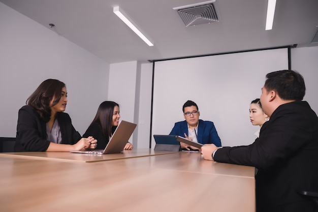 Gente de negocios en la sala de seminarios.