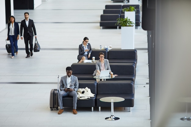 Gente de negocios en el salón del aeropuerto