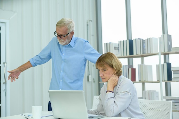 Gente de negocios senior caucásica trabajando y haciendo una lluvia de ideas en la oficina moderna