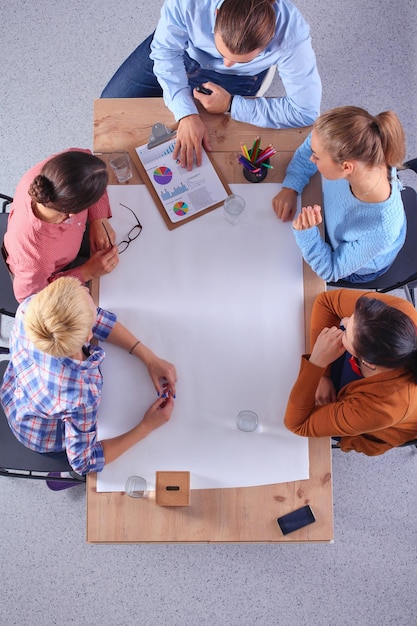 Gente de negocios sentada y discutiendo en una reunión en la oficina