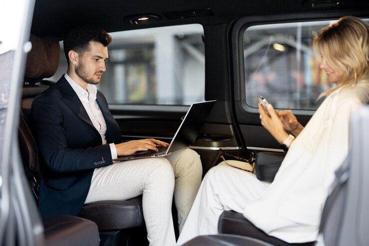 Foto gente de negocios sentada en un taxi minivan con una visión de negocios a través de una puerta abierta concepto de viajes de negocios y transporte