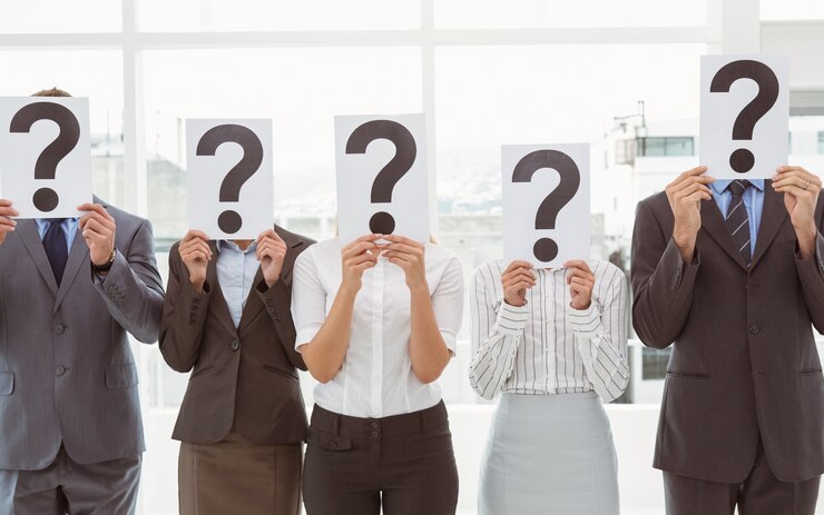 Foto gente de negocios con signos de interrogación en la oficina