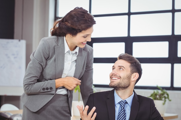 Gente de negocios sonriendo mientras habla