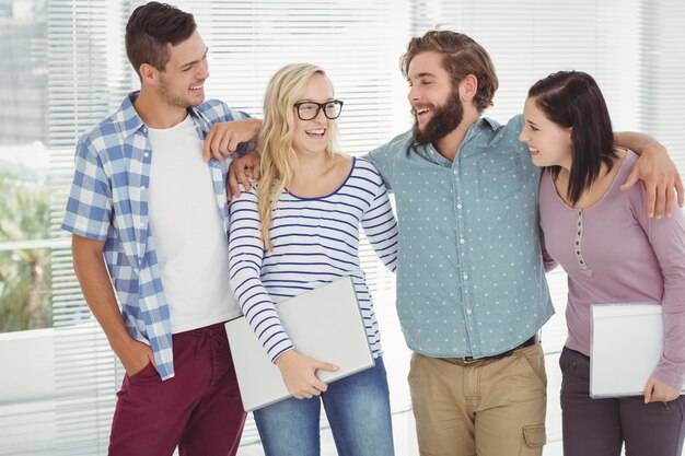 Gente de negocios sonriente con el brazo alrededor