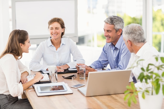 Gente de negocios sonriente que tiene una reunión