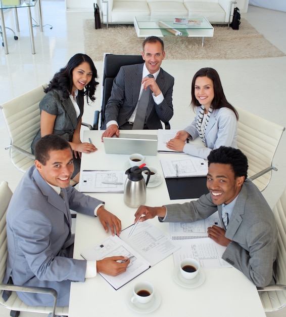 Gente de negocios sonriente trabajando en una reunión