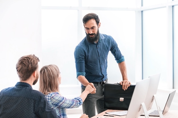 Gente de negocios tendiendo sus manos para un apretón de manos. concepto de cooperación