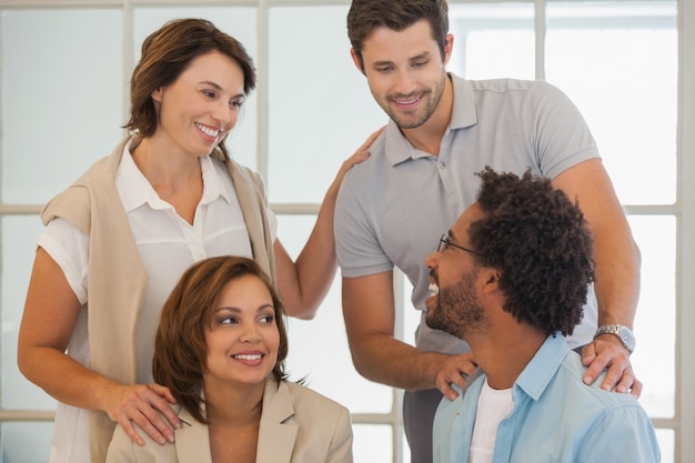 Foto gente de negocios teniendo una conversación en la oficina