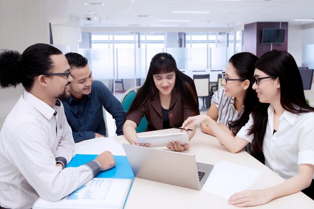 Gente de negocios teniendo una discusión en una reunión de oficina