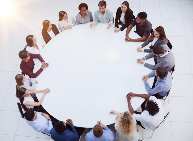 Gente de negocios teniendo una reunión en la mesa redonda