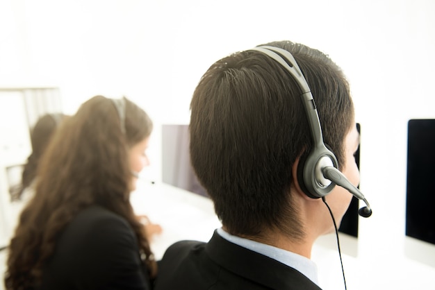 Gente de negocios trabajando en call center