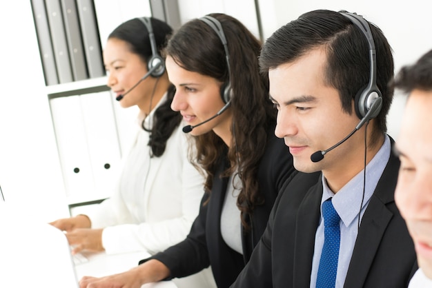 Gente de negocios trabajando en call center