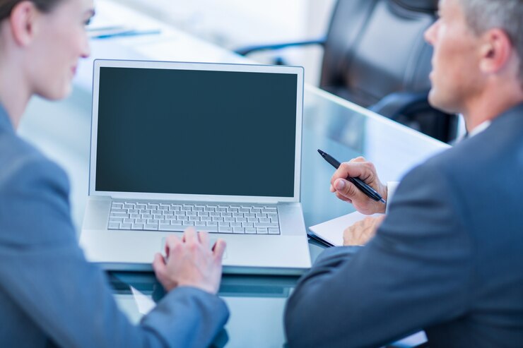 Foto gente de negocios trabajando en la computadora portátil