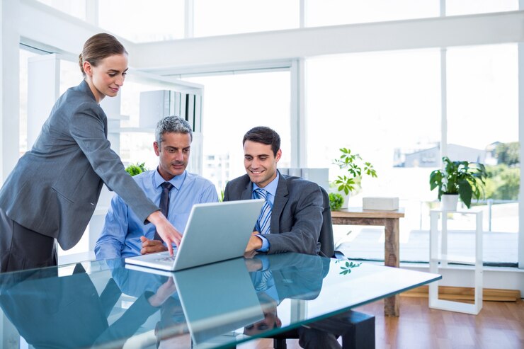 Foto gente de negocios trabajando en la computadora portátil