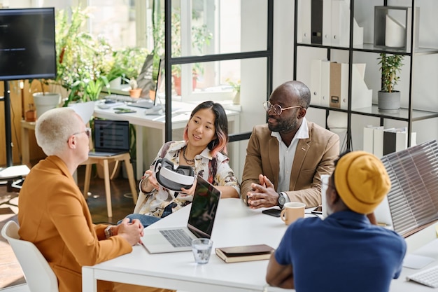 Gente de negocios trabajando en equipo en la oficina