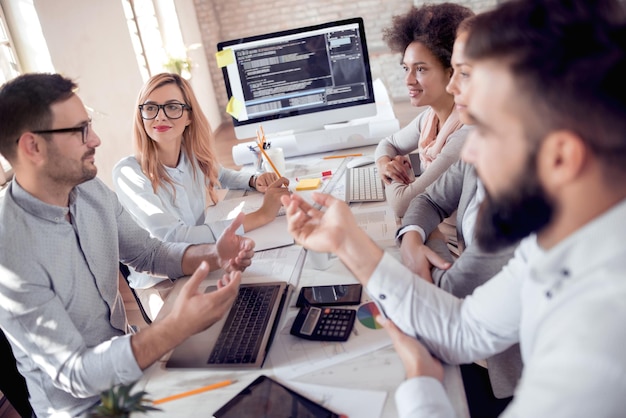 Gente de negocios trabajando en equipo en la oficina