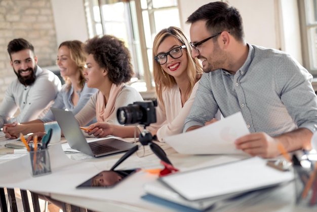 Gente de negocios trabajando en equipo en la oficina