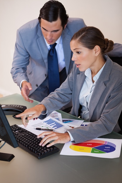 Gente de negocios trabajando en estadísticas juntas