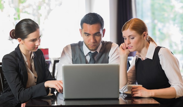 Gente de negocios trabajando junto con la computadora portátil