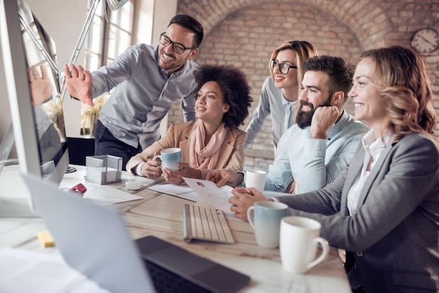 Gente de negocios trabajando juntos en la empresa