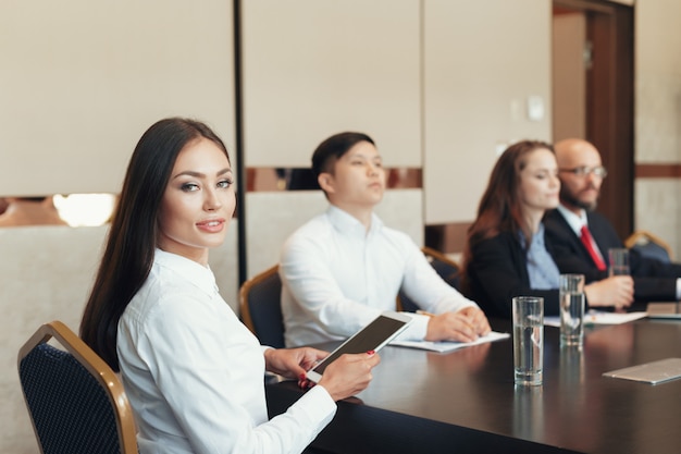 Gente de negocios trabajando juntos en la mesa de conferencias