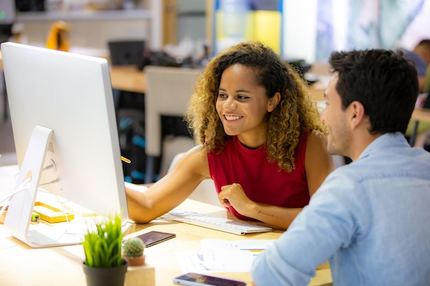 Gente de negocios trabajando juntos en la oficina