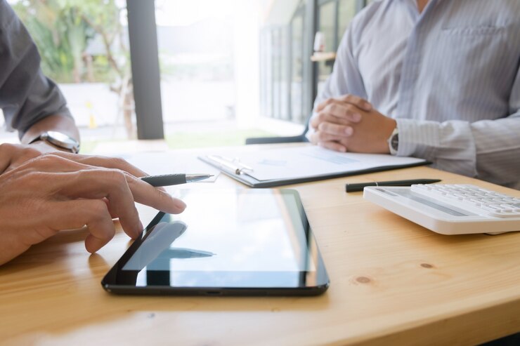 Gente de negocios trabajando juntos y utilizando tableta en una oficina moderna