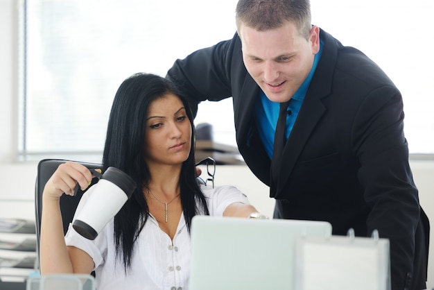 Foto gente de negocios trabajando juntos