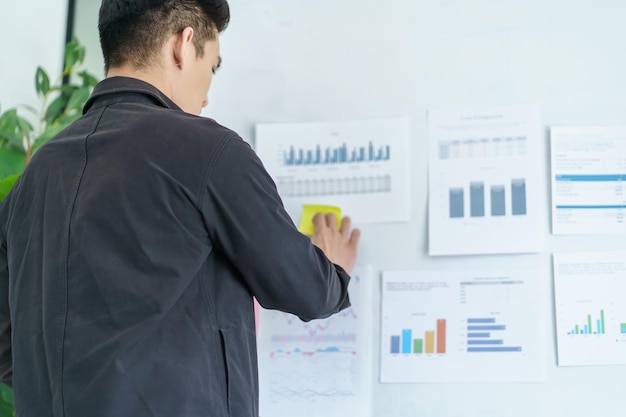 Gente de negocios trabajando en notas adhesivas escribiendo ideas creativas en notas post-it inversionistas profesionales inician proyectos de negocios