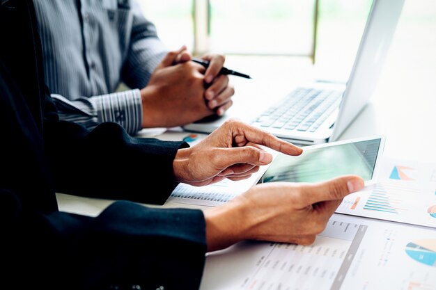 Gente de negocios trabajando en la oficina con computadora portátil y documentos