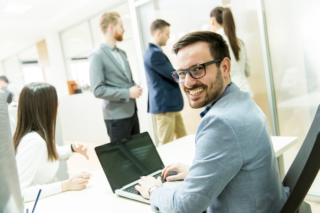 Gente de negocios trabajando en la oficina