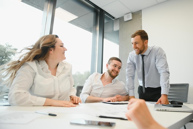 Gente de negocios trabajando en un proyecto en la oficina