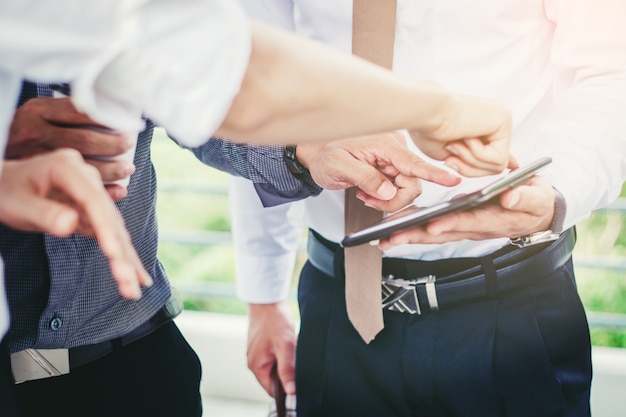 Gente de negocios trabajando en tableta digital al aire libre