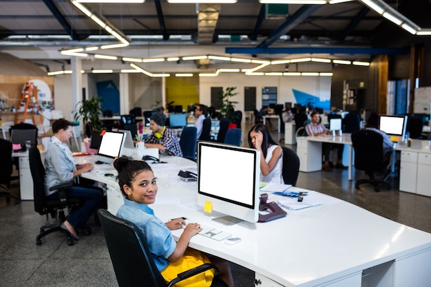 Foto gente de negocios trabajando